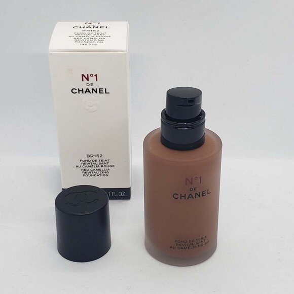 Chanel No.1 de CHANEL Red Camelia Revitalizing Foundation BR152 - Picture 2 of 4
